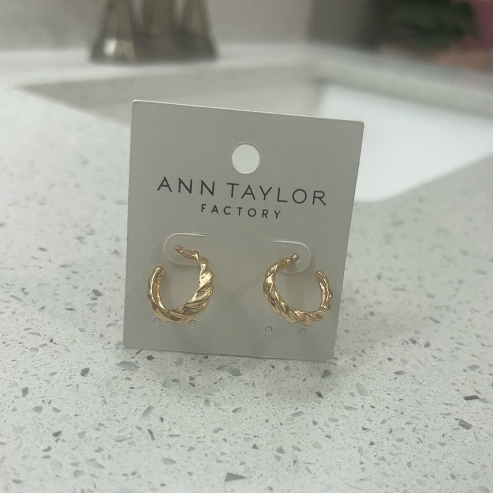 Gold small simple huggie post hoops twist wrap detail design earrings✨